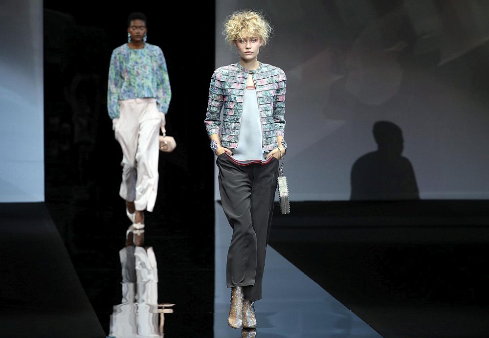 Истинска цветна палитра и материи, придаващи ефирност и блясък на дрехите - така може да се обобщи колекцията на Джорджо Армани, представена на седмицата на модата в Милано. Нюансите на сивото, сребристо сивото, пастелните тонове и меките светлосини цветове доминираха в колекцията. Сатенът пък доминираше сред материите.