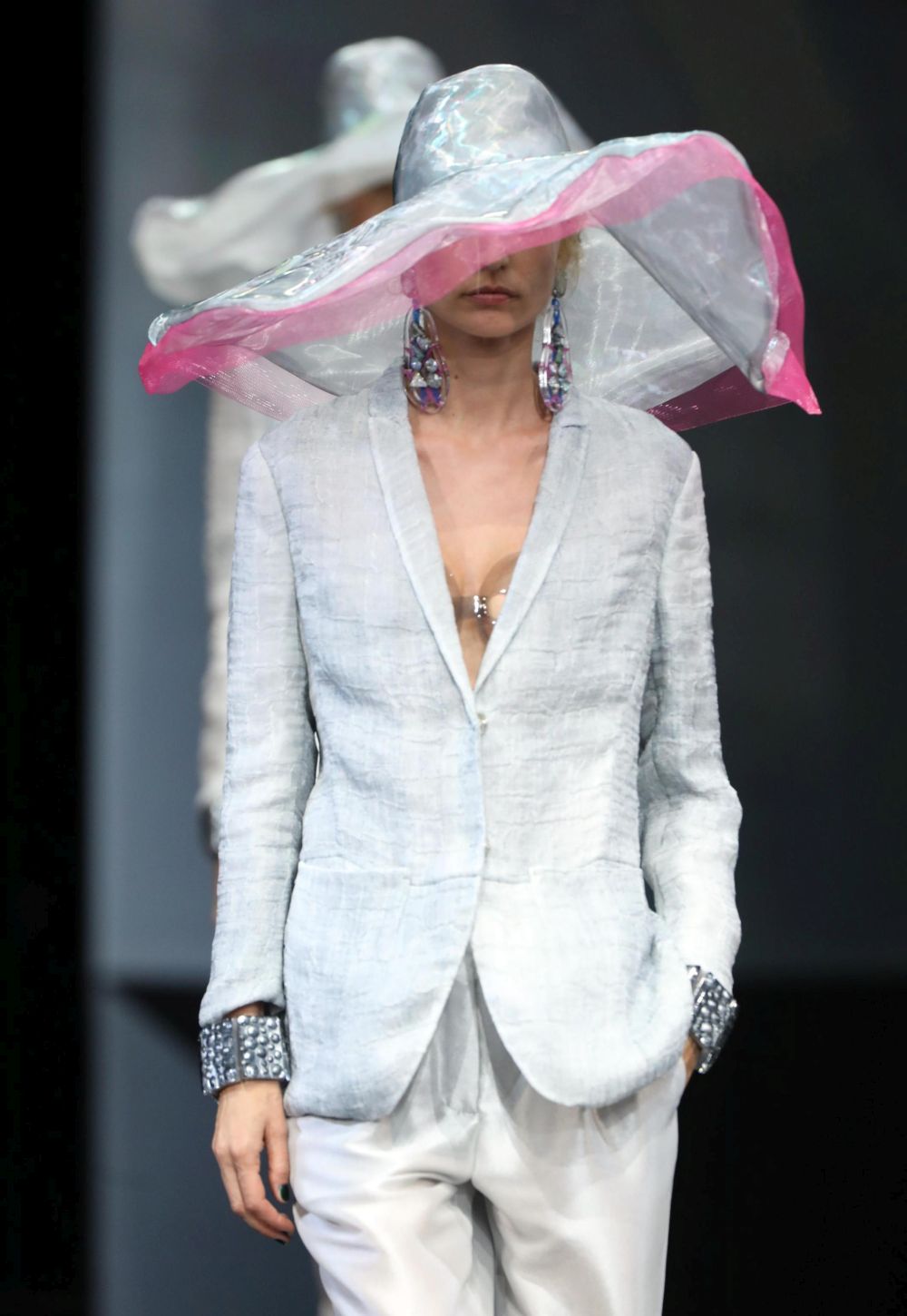 Истинска цветна палитра и материи, придаващи ефирност и блясък на дрехите - така може да се обобщи колекцията на Джорджо Армани, представена на седмицата на модата в Милано. Нюансите на сивото, сребристо сивото, пастелните тонове и меките светлосини цветове доминираха в колекцията. Сатенът пък доминираше сред материите.