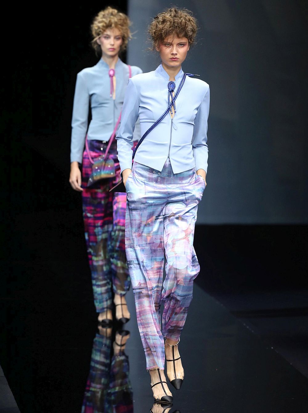 Истинска цветна палитра и материи, придаващи ефирност и блясък на дрехите - така може да се обобщи колекцията на Джорджо Армани, представена на седмицата на модата в Милано. Нюансите на сивото, сребристо сивото, пастелните тонове и меките светлосини цветове доминираха в колекцията. Сатенът пък доминираше сред материите.