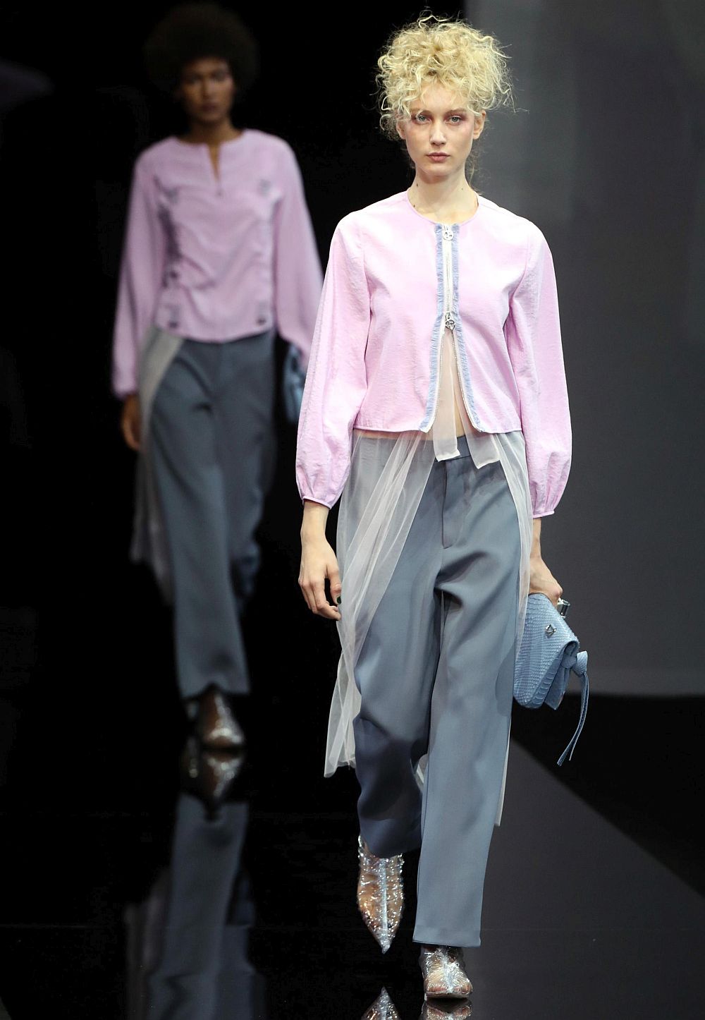 Истинска цветна палитра и материи, придаващи ефирност и блясък на дрехите - така може да се обобщи колекцията на Джорджо Армани, представена на седмицата на модата в Милано. Нюансите на сивото, сребристо сивото, пастелните тонове и меките светлосини цветове доминираха в колекцията. Сатенът пък доминираше сред материите.