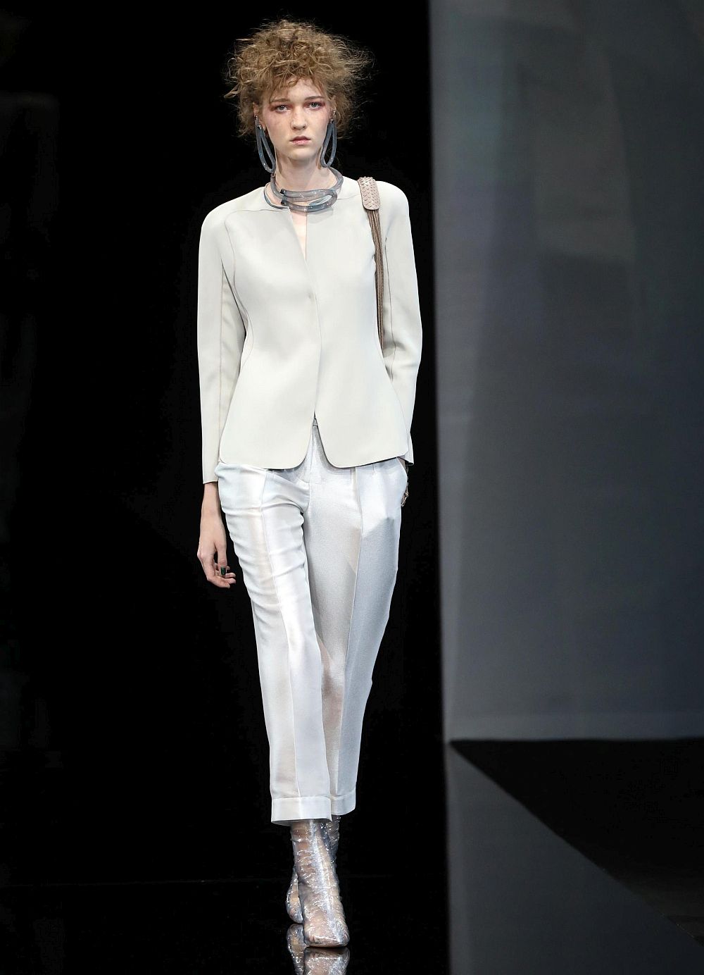 Истинска цветна палитра и материи, придаващи ефирност и блясък на дрехите - така може да се обобщи колекцията на Джорджо Армани, представена на седмицата на модата в Милано. Нюансите на сивото, сребристо сивото, пастелните тонове и меките светлосини цветове доминираха в колекцията. Сатенът пък доминираше сред материите.