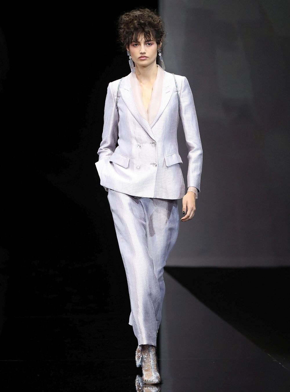 Истинска цветна палитра и материи, придаващи ефирност и блясък на дрехите - така може да се обобщи колекцията на Джорджо Армани, представена на седмицата на модата в Милано. Нюансите на сивото, сребристо сивото, пастелните тонове и меките светлосини цветове доминираха в колекцията. Сатенът пък доминираше сред материите.