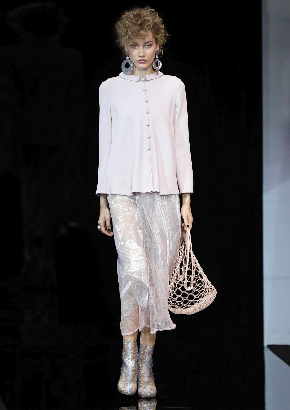 Истинска цветна палитра и материи, придаващи ефирност и блясък на дрехите - така може да се обобщи колекцията на Джорджо Армани, представена на седмицата на модата в Милано. Нюансите на сивото, сребристо сивото, пастелните тонове и меките светлосини цветове доминираха в колекцията. Сатенът пък доминираше сред материите.