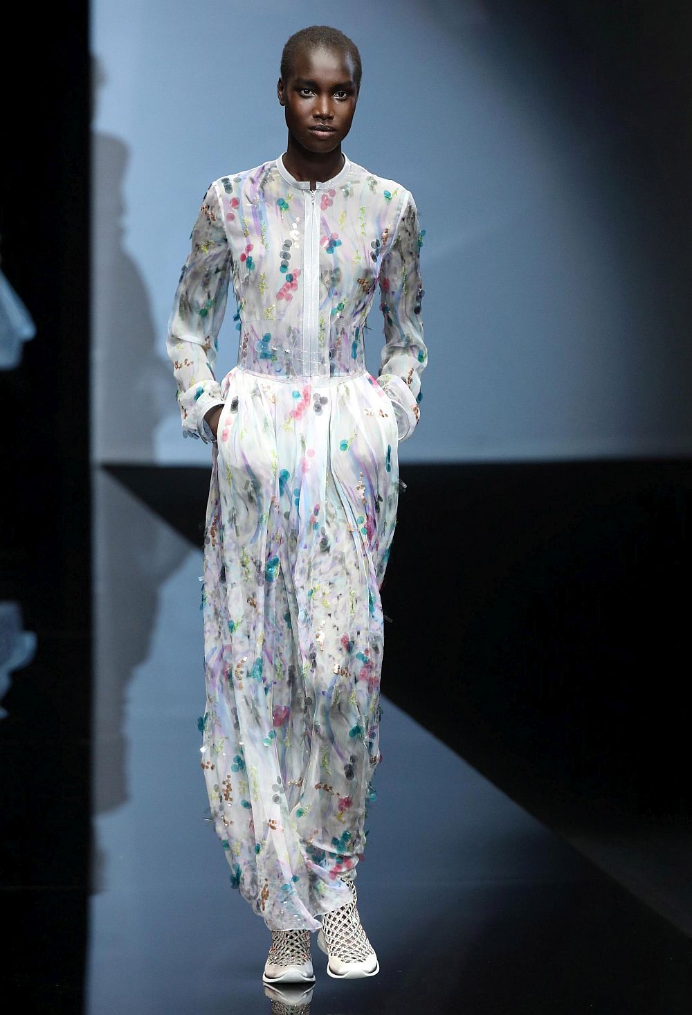 Истинска цветна палитра и материи, придаващи ефирност и блясък на дрехите - така може да се обобщи колекцията на Джорджо Армани, представена на седмицата на модата в Милано. Нюансите на сивото, сребристо сивото, пастелните тонове и меките светлосини цветове доминираха в колекцията. Сатенът пък доминираше сред материите.