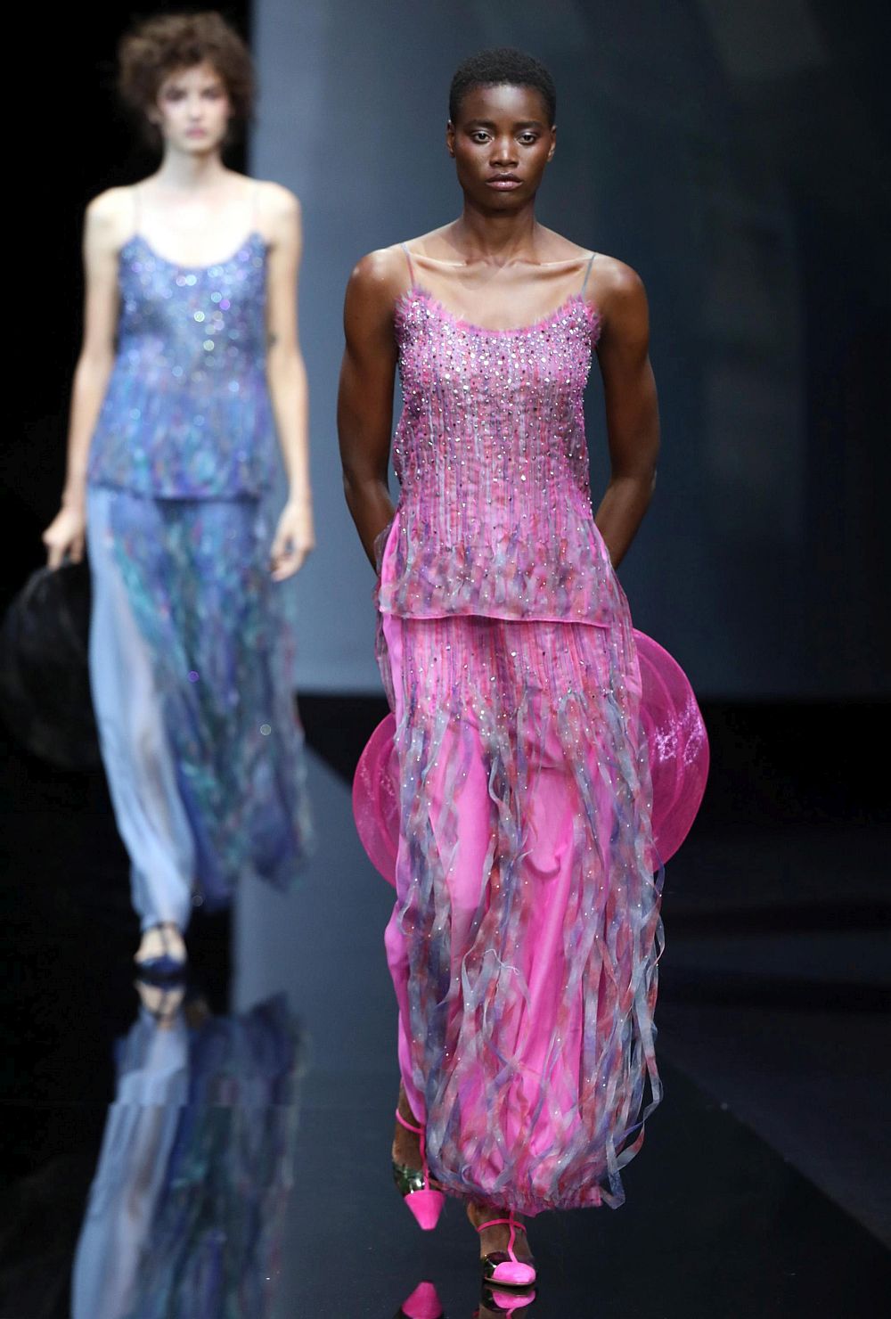 Истинска цветна палитра и материи, придаващи ефирност и блясък на дрехите - така може да се обобщи колекцията на Джорджо Армани, представена на седмицата на модата в Милано. Нюансите на сивото, сребристо сивото, пастелните тонове и меките светлосини цветове доминираха в колекцията. Сатенът пък доминираше сред материите.