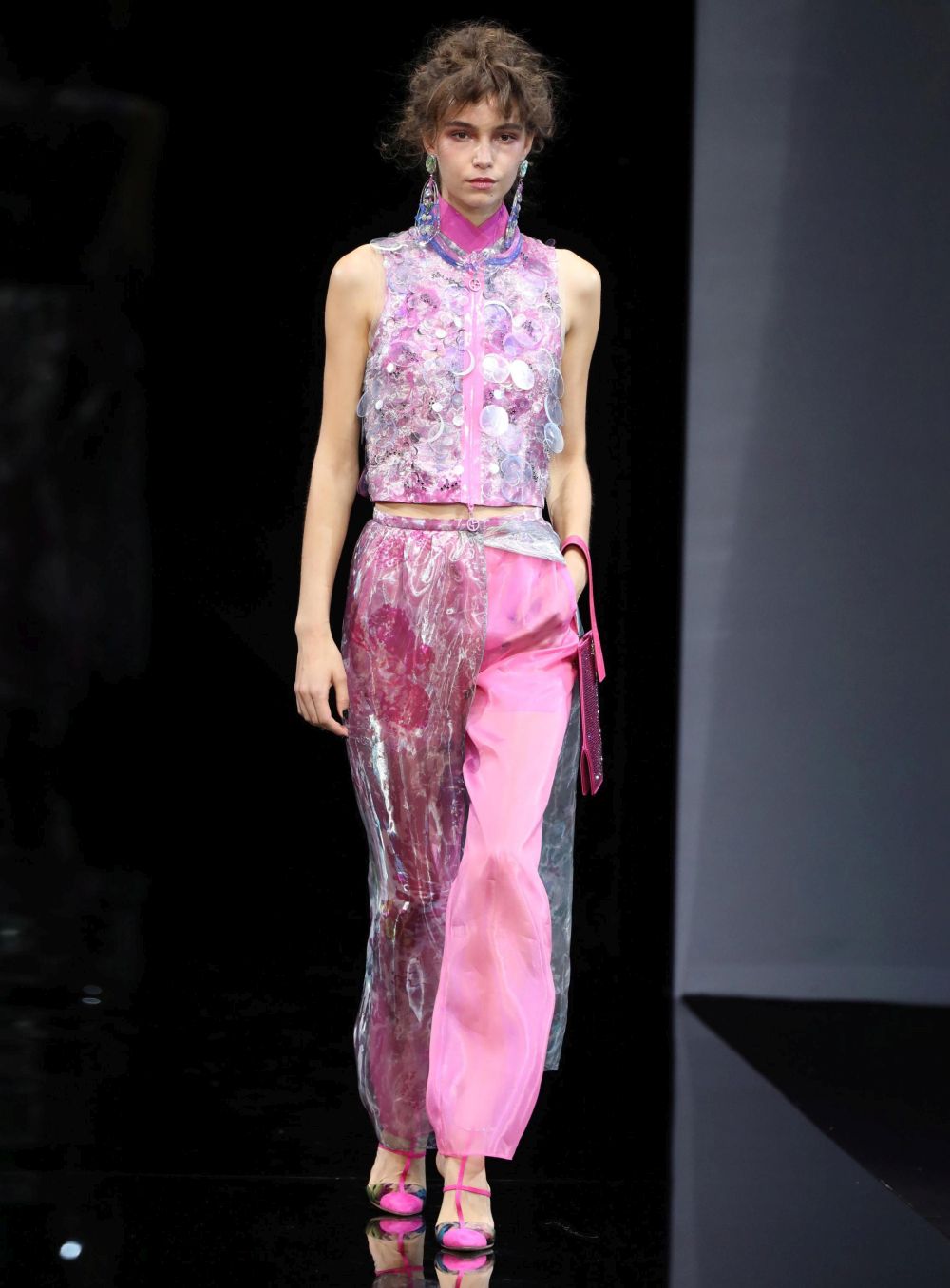 Истинска цветна палитра и материи, придаващи ефирност и блясък на дрехите - така може да се обобщи колекцията на Джорджо Армани, представена на седмицата на модата в Милано. Нюансите на сивото, сребристо сивото, пастелните тонове и меките светлосини цветове доминираха в колекцията. Сатенът пък доминираше сред материите.