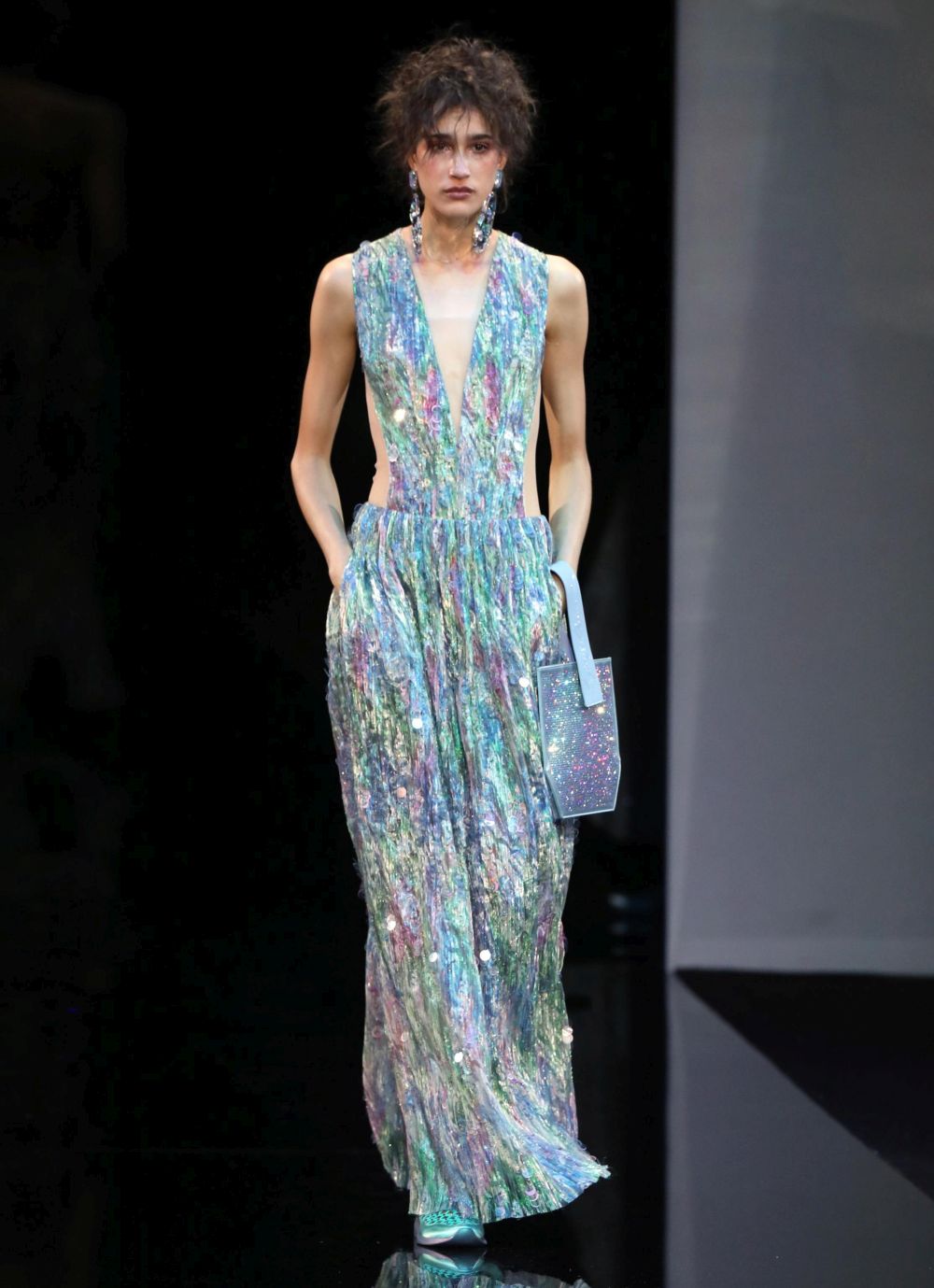 Истинска цветна палитра и материи, придаващи ефирност и блясък на дрехите - така може да се обобщи колекцията на Джорджо Армани, представена на седмицата на модата в Милано. Нюансите на сивото, сребристо сивото, пастелните тонове и меките светлосини цветове доминираха в колекцията. Сатенът пък доминираше сред материите.