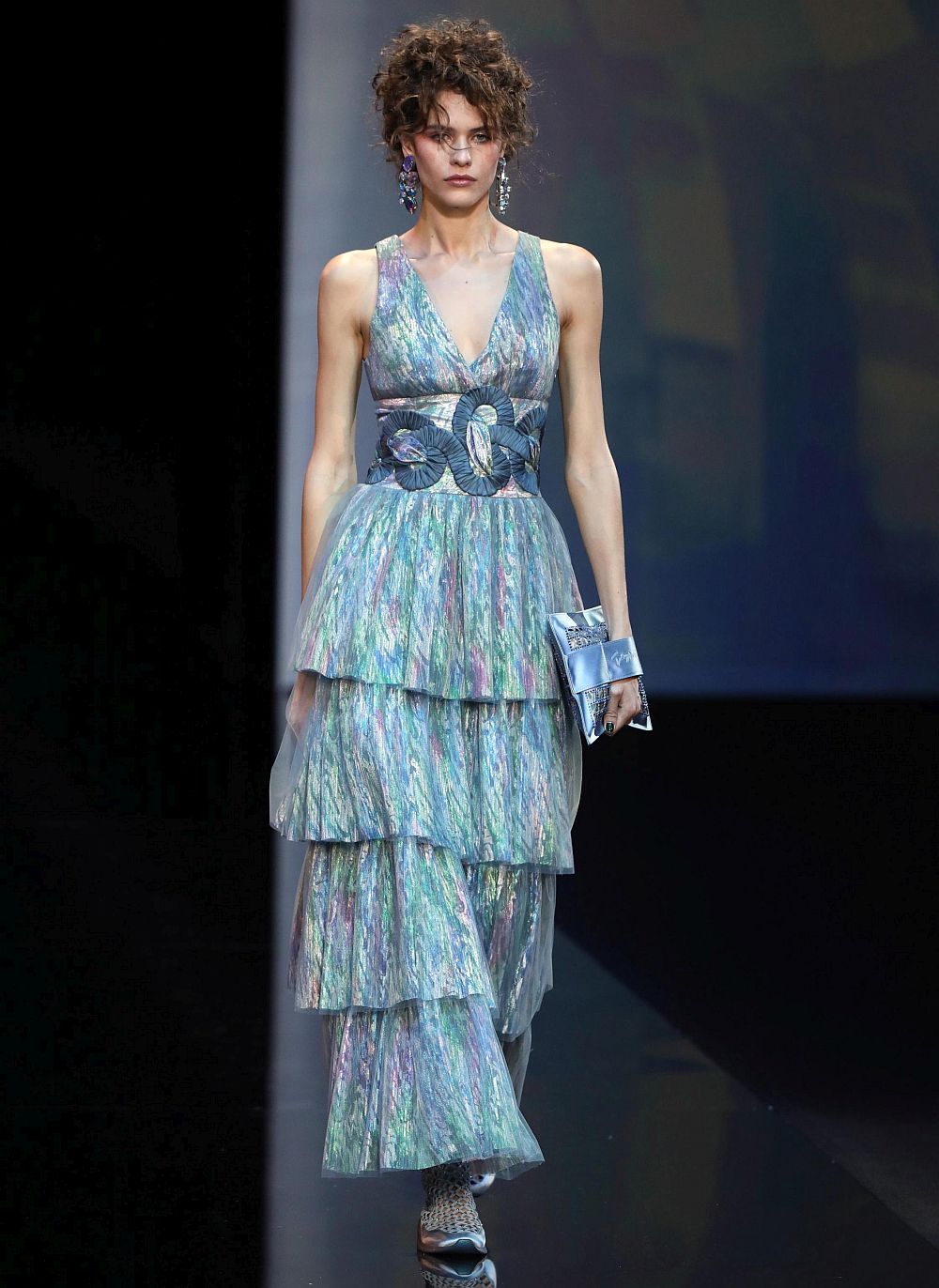 Истинска цветна палитра и материи, придаващи ефирност и блясък на дрехите - така може да се обобщи колекцията на Джорджо Армани, представена на седмицата на модата в Милано. Нюансите на сивото, сребристо сивото, пастелните тонове и меките светлосини цветове доминираха в колекцията. Сатенът пък доминираше сред материите.