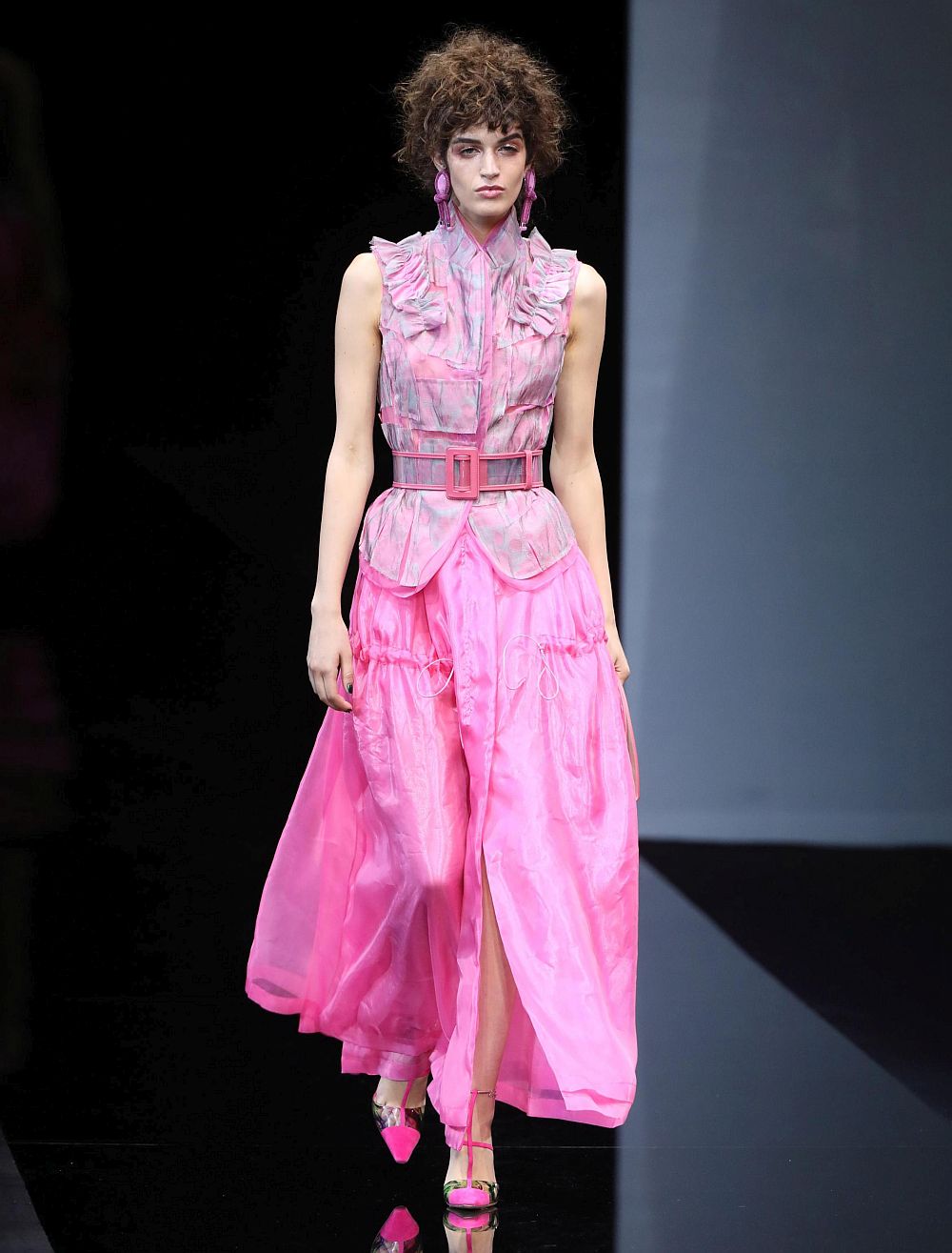 Истинска цветна палитра и материи, придаващи ефирност и блясък на дрехите - така може да се обобщи колекцията на Джорджо Армани, представена на седмицата на модата в Милано. Нюансите на сивото, сребристо сивото, пастелните тонове и меките светлосини цветове доминираха в колекцията. Сатенът пък доминираше сред материите.