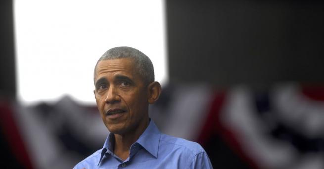 Бившият американски президент Барак Обама се дегизира като Дядо Коледа