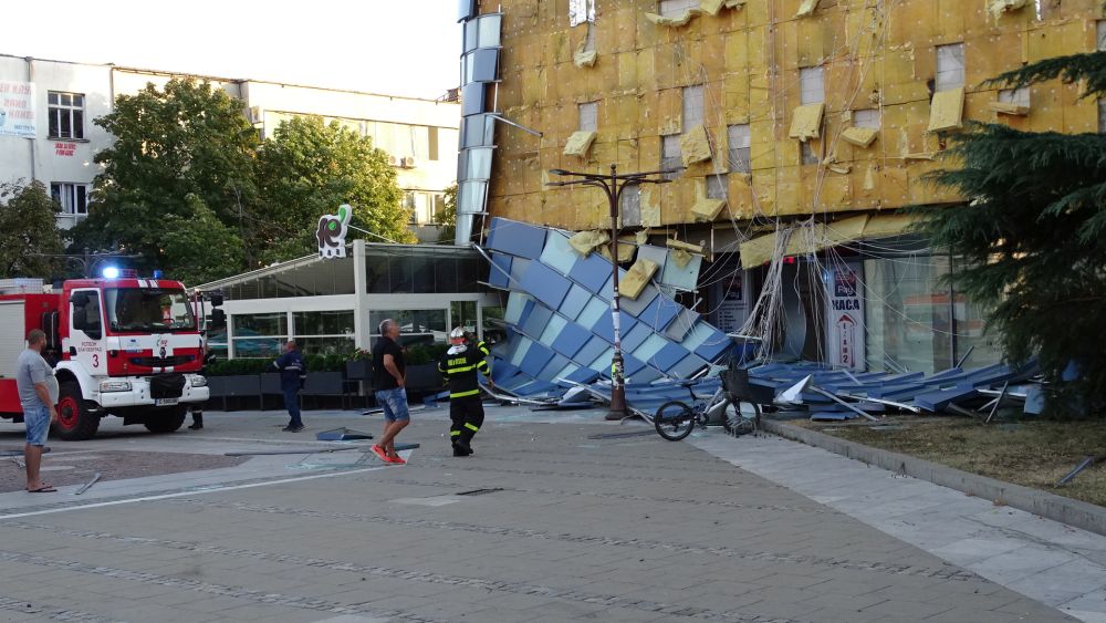 Падна фасадата на мол в Благоевград