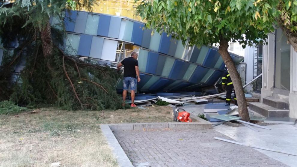  Падна фасадата на мол в Благоевград 