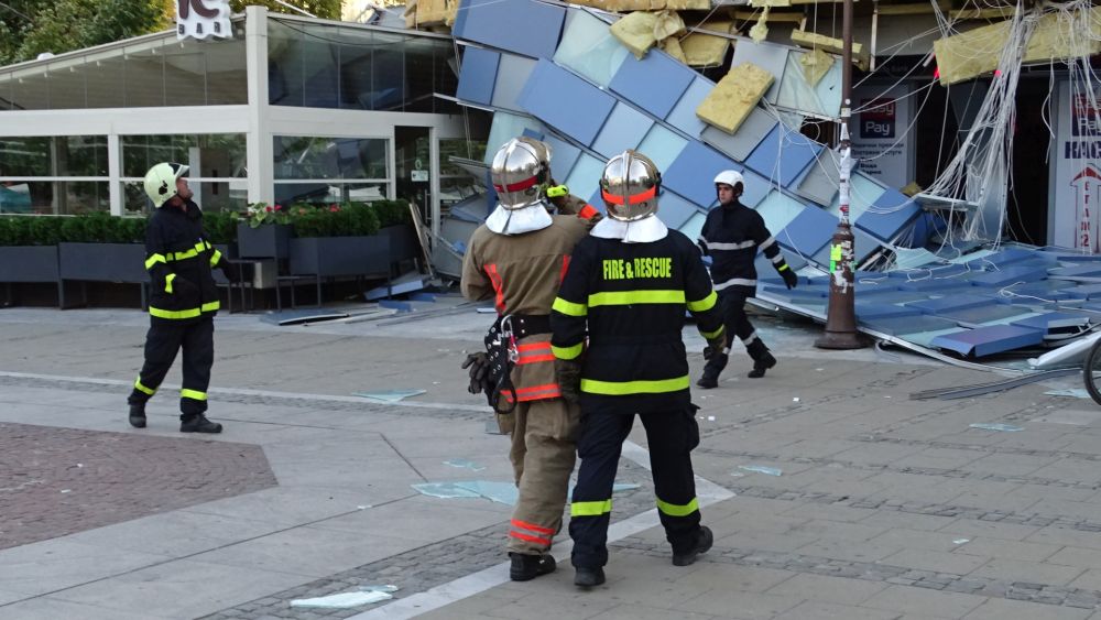 Падна фасадата на мол в Благоевград