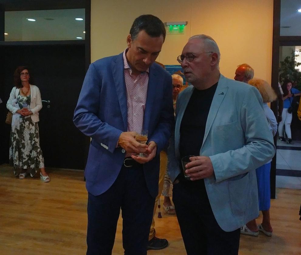 Изпълнителният директор на Дарик радио Радосвет Радев и кметът на Бургас Димитър Николов на откриването на изложбата.