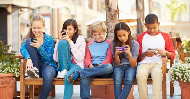 Американските тийнейджъри предпочитат да общуват с есемеси SMS вместо да