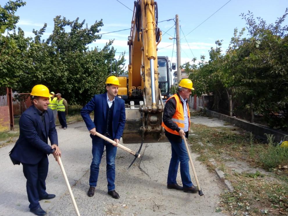 Иван Тотев направи символична първа копка на реконструкцията на ул. Лозарска в квартал Коматево