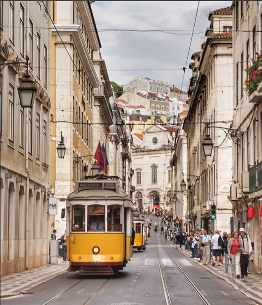 Снимките говорят сами по себе си. Фактите също. В последно време Португалия е една от най-посещаваните дестинации. По данни на Ройтерс през 2017 г. страната е отчела бум на чужестранните туристи. През същата година става водеща дестинация на наградите World Travel Awards.