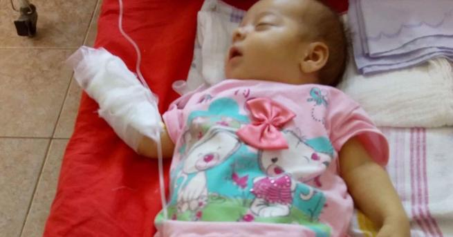 Бебе, родено с рядка аномалия, има нужда от спешна животоспасяваща