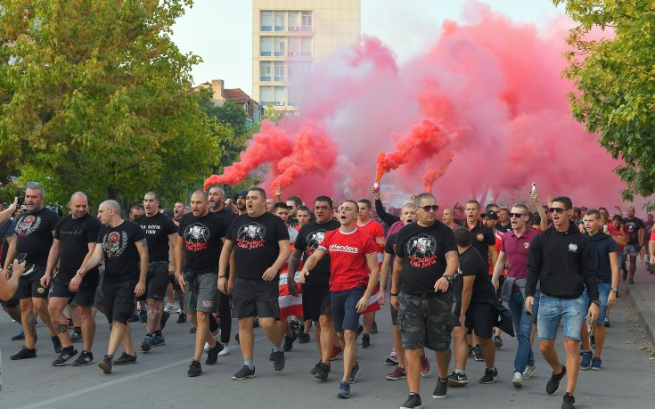 Фенове спряха автобуса на ЦСКА преди границата с Турция