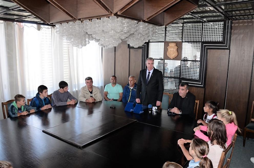 Кметът приветства спортистите.