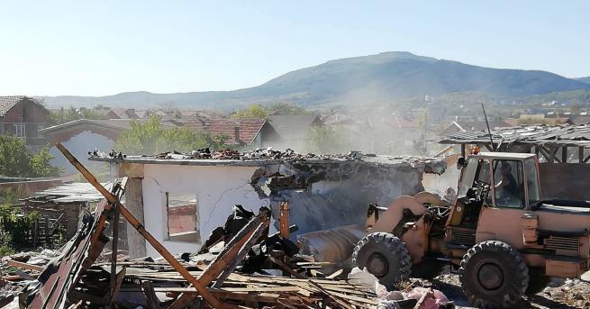 Акция по събаряне на незаконни постройки тече в момента в