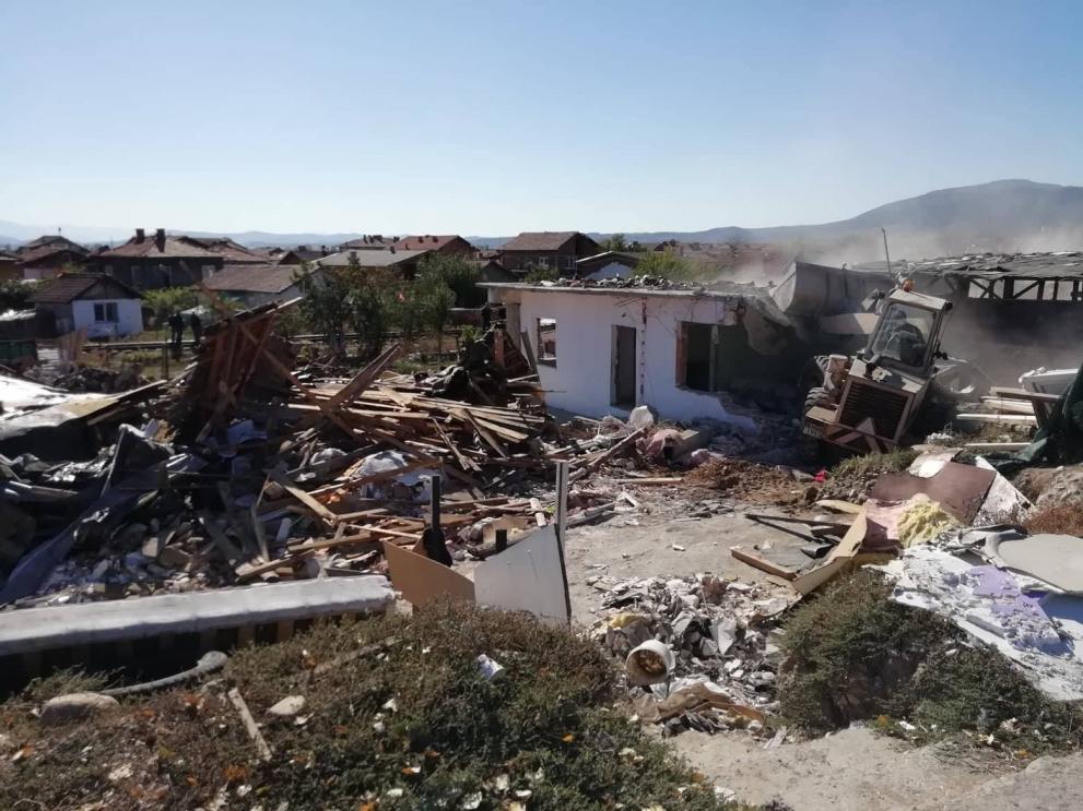  Акция по срутване на противозаконни ромски къщи в кв. Изток 