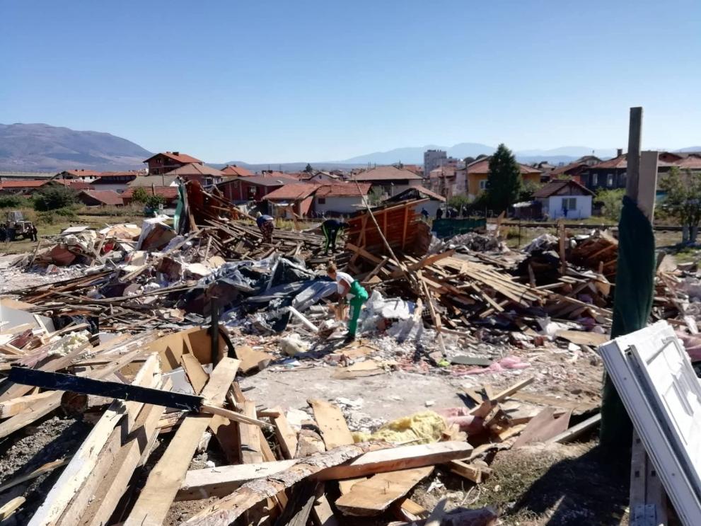  Акция по срутване на противозаконни постройки тече сега в ромския квартал Изток в Кюстендил 