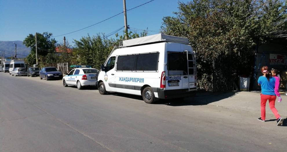  Акция по срутване на противозаконни постройки тече сега в ромския квартал Изток в Кюстендил 