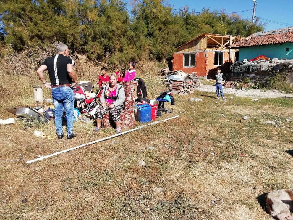  Акция по срутване на противозаконни постройки тече сега в ромския квартал Изток в Кюстендил 