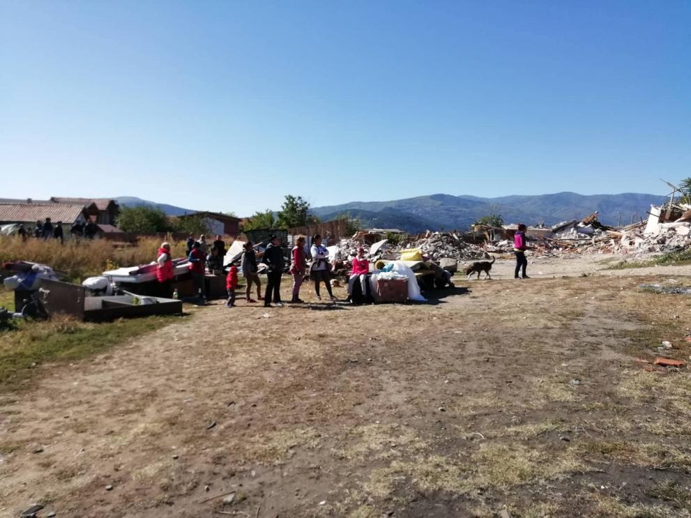  Акция по срутване на противозаконни постройки тече сега в ромския квартал Изток в Кюстендил 