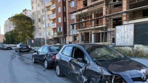 Джип помля няколко паркирани коли във Варна