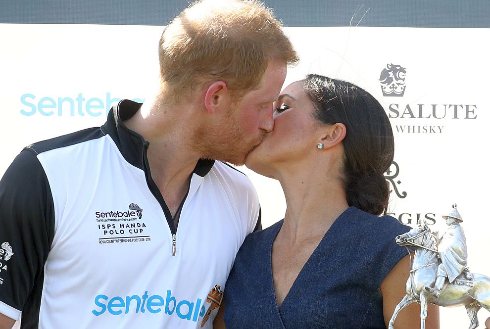 Ласките, целувките и дори държането на ръце не са позволени, но това не притеснява принц Хари и съпругата му