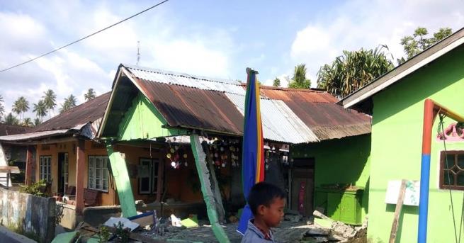 Няколко души са загинали при днешното мощно земетресение на индонезийския