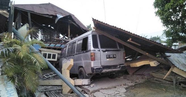 В Индонезия броят на жертвите на мощното земетресение в петък