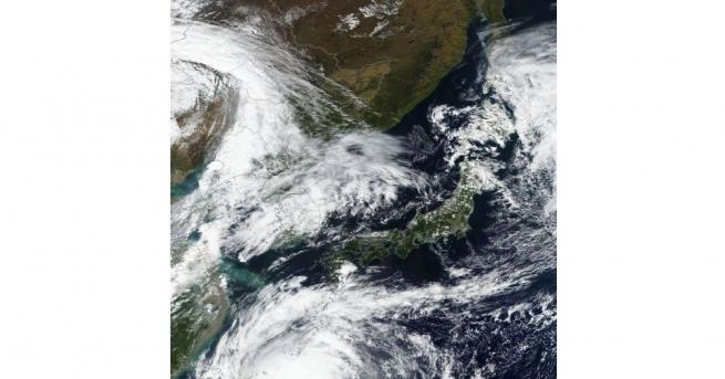 Мощният тайфун Трами рани хора след като достигна югозападния японски