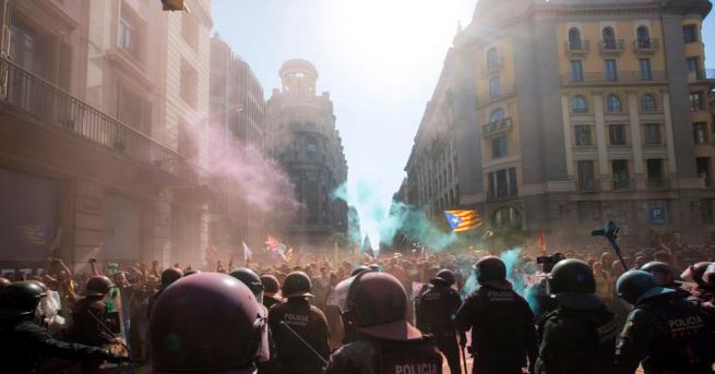 Полицията влезе днес в центъра на Барселона в сблъсък с