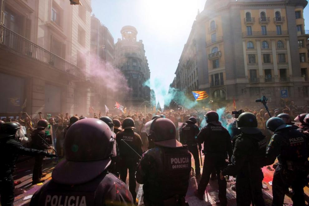 Сблъсъци в Барселона между сепаратисти и полицаи