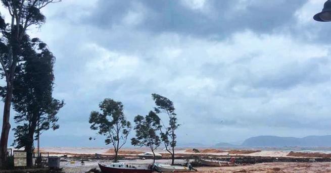 Мощният циклон Ксенофон удари Южна Гърция с ураганни ветрове и