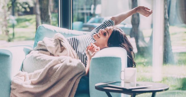 Лежането в неделя е единственото ви задължение Забравете чистенето задължителната