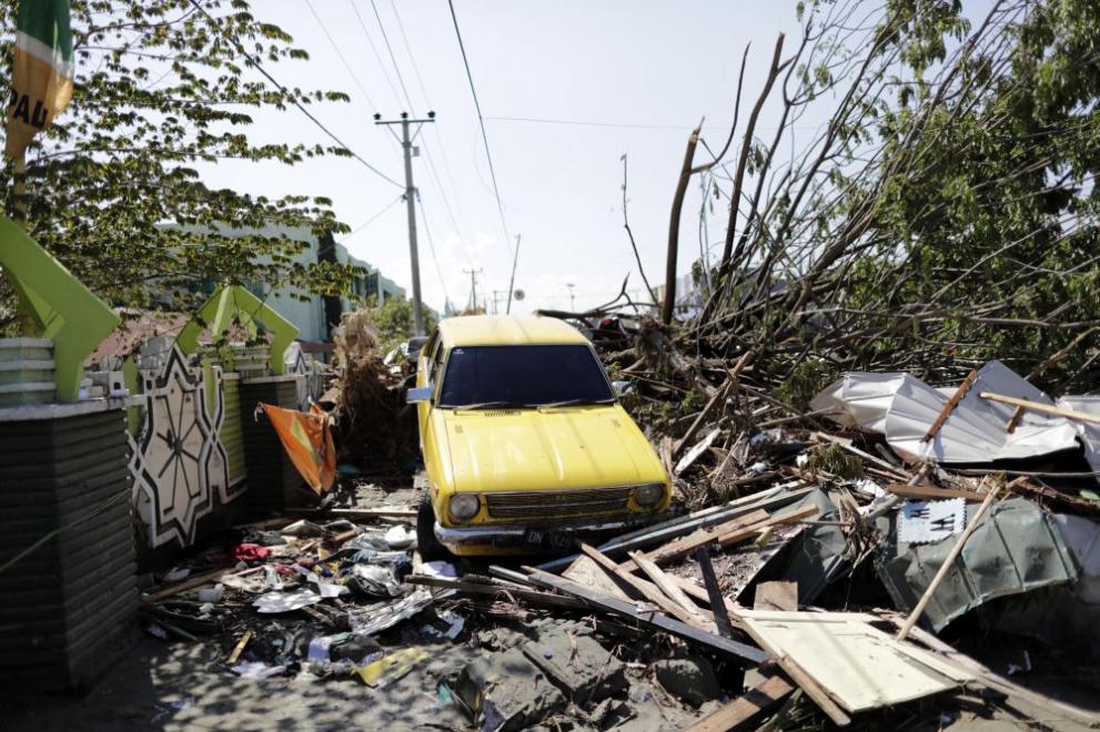 Жертвите след трусовете и цунамито в Индонезия станаха над 800