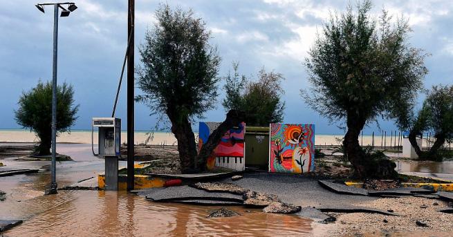 Стотици къщи в село Мантуди в Гърция са наводнени след циклона Ксенофон
