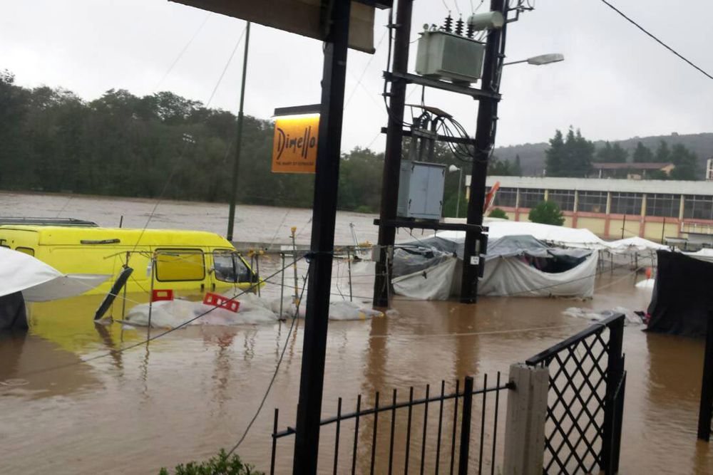 Силата на циклона постепенно отслабва