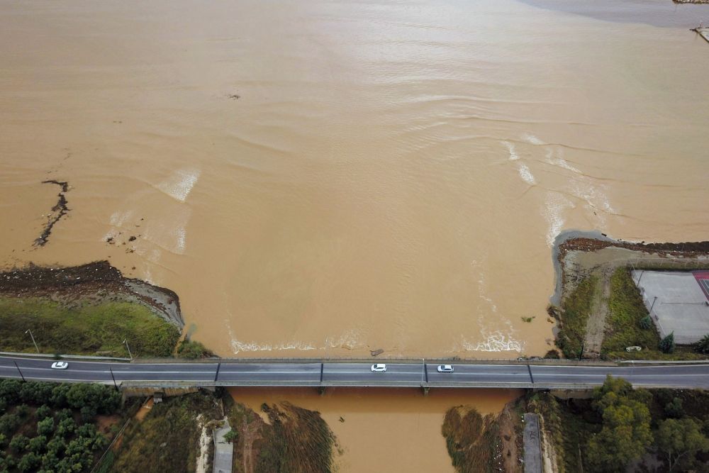 Силата на циклона постепенно отслабва