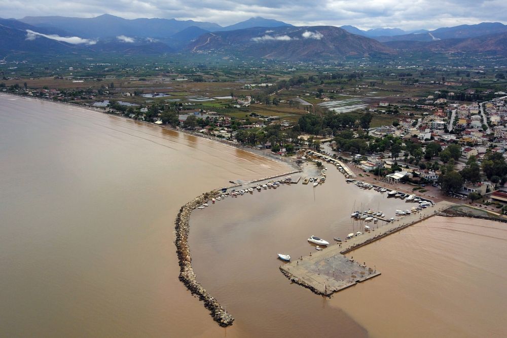Силата на циклона постепенно отслабва