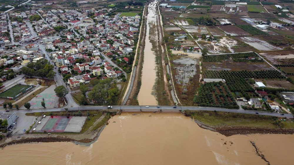 Силата на циклона постепенно отслабва