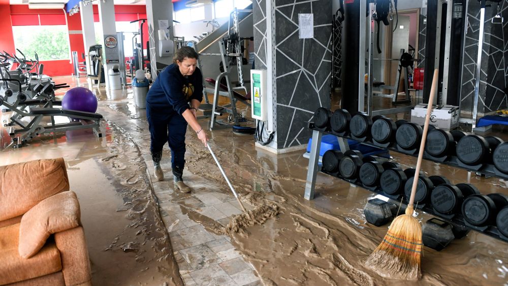 Силата на циклона постепенно отслабва
