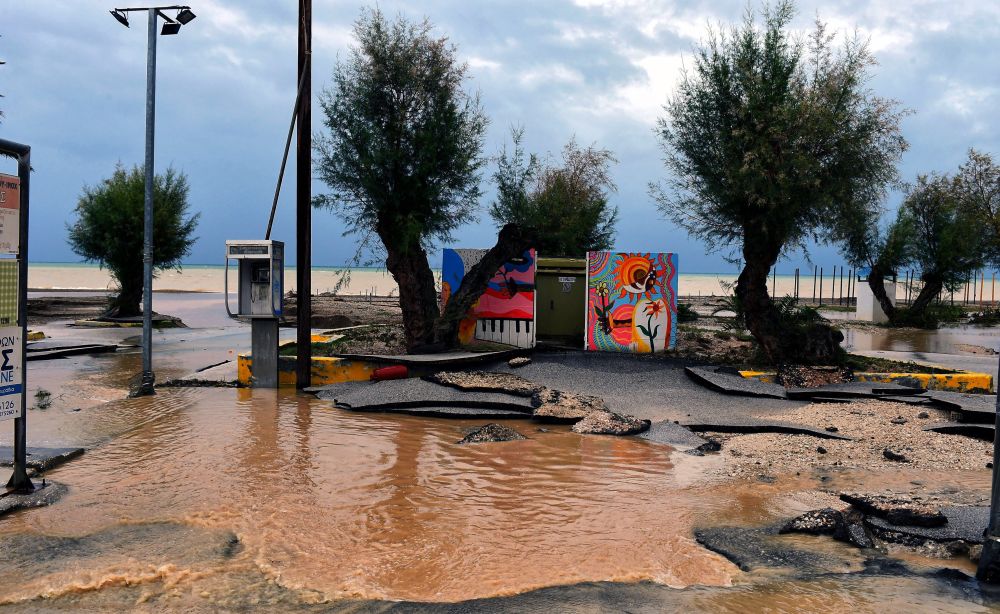 Силата на циклона постепенно отслабва