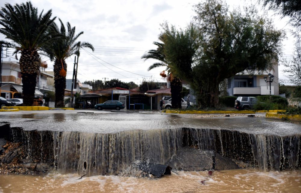 Силата на циклона постепенно отслабва