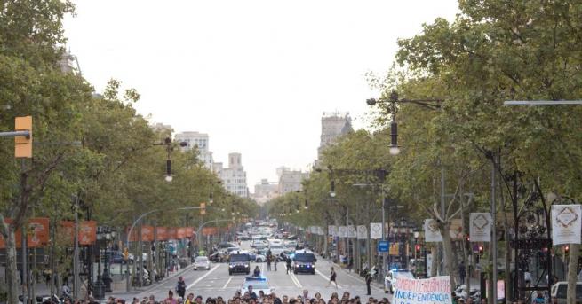 Привърженици на отцепването на Каталуния от Испания блокираха основни пътища железопътни