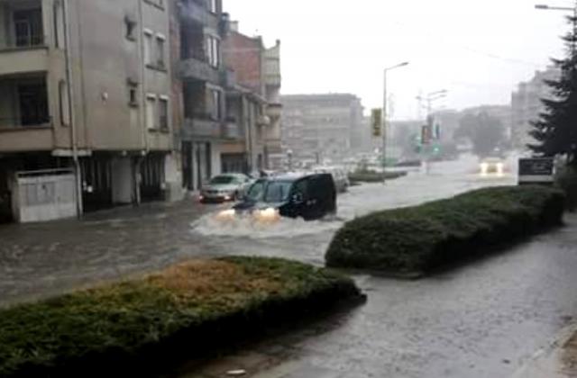 Ул. "Солна" се превърна в пълноводна река.